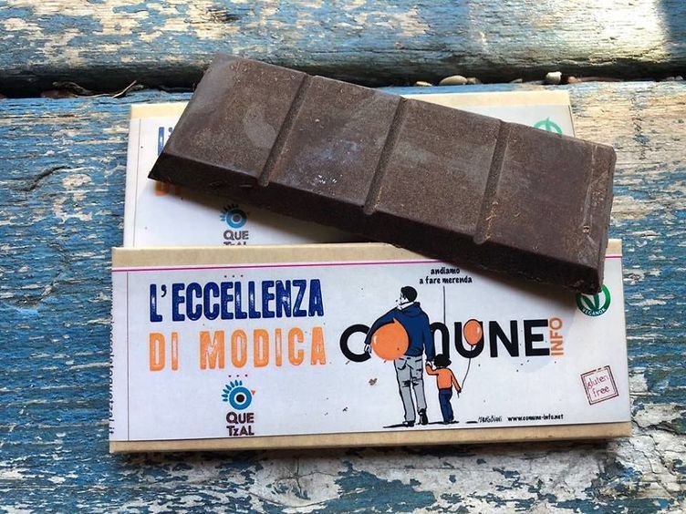 ecco la barretta di cioccolato artigianale, prodotta da Quetzal per Comune.info. Il profumatissimo cacao dalla Comunidad de Paz di San Josè de Apartadò, in Colombia e zucchero di canna integrale
